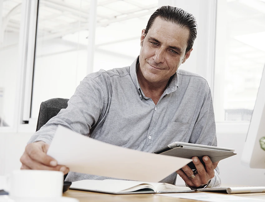 empresario revisando contabilidad